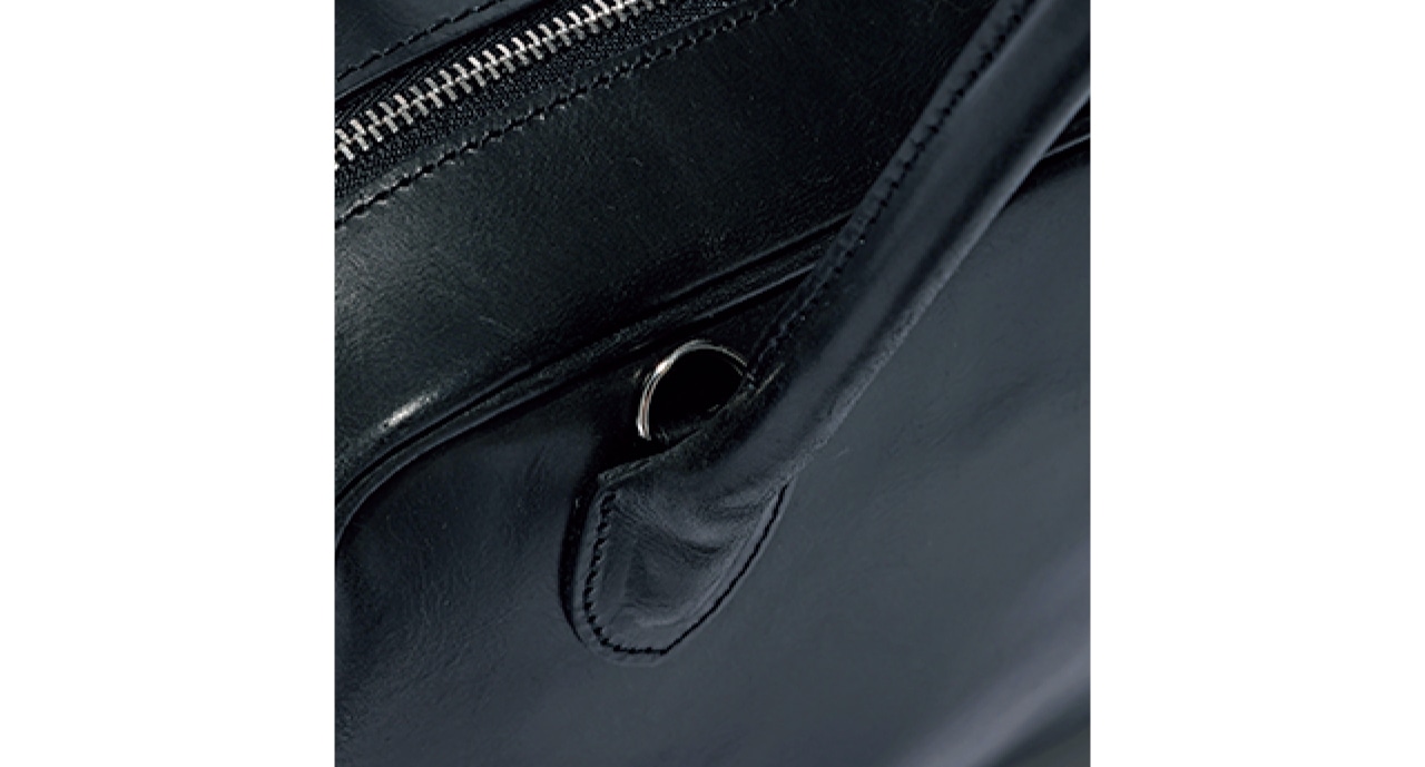 ストラップを取りつける金具は小さめのものを選び、外して使うときに目立たないようハンドルのつけ根に。