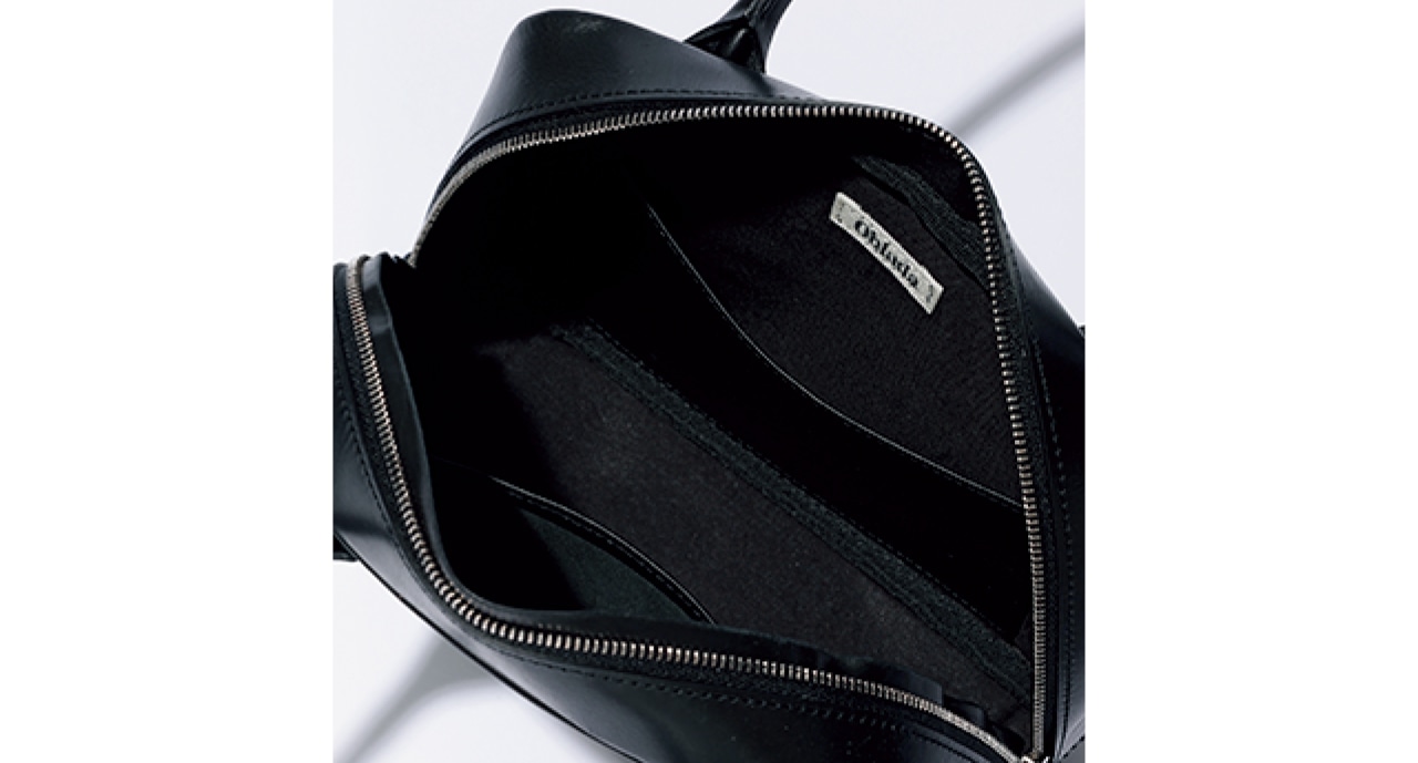 内側の両面にポケット付き。