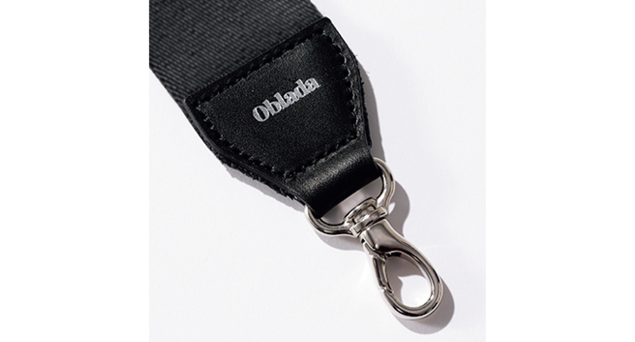 主張しすぎないシンプルな太めストラップは、片側の端にさりげないブランドロゴ入り。