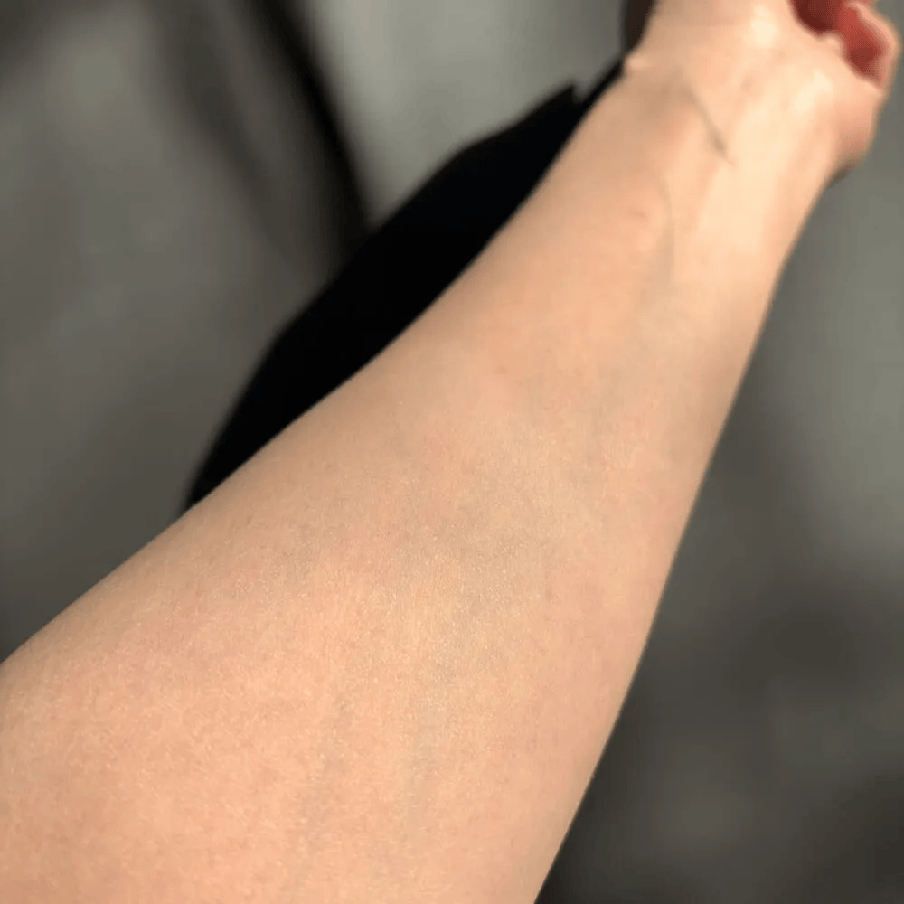 セザンヌ「トーンフィルターハイライト」腕に塗ったところ