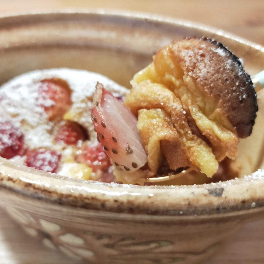 しょこみさん作 磯谷仁美さん「いちごのクラフティ」すくったところ