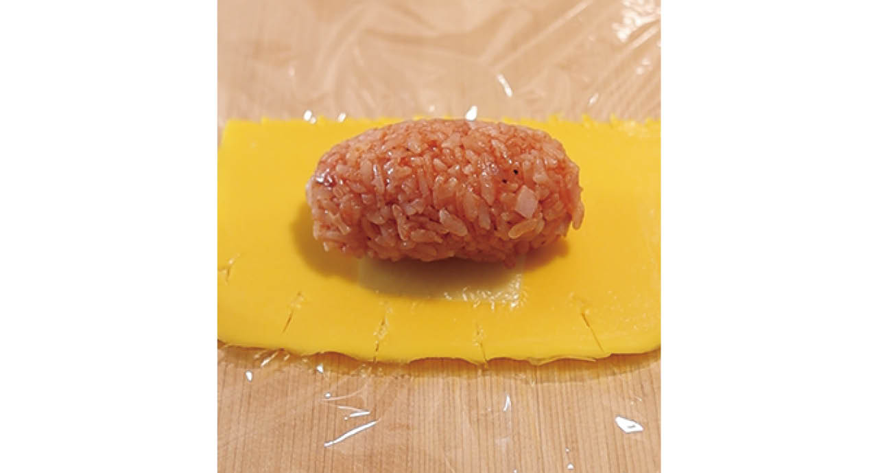 周りに1.5cm程度の間隔で切り込みを入れると包みやすく。チーズは接着剤の役目も！