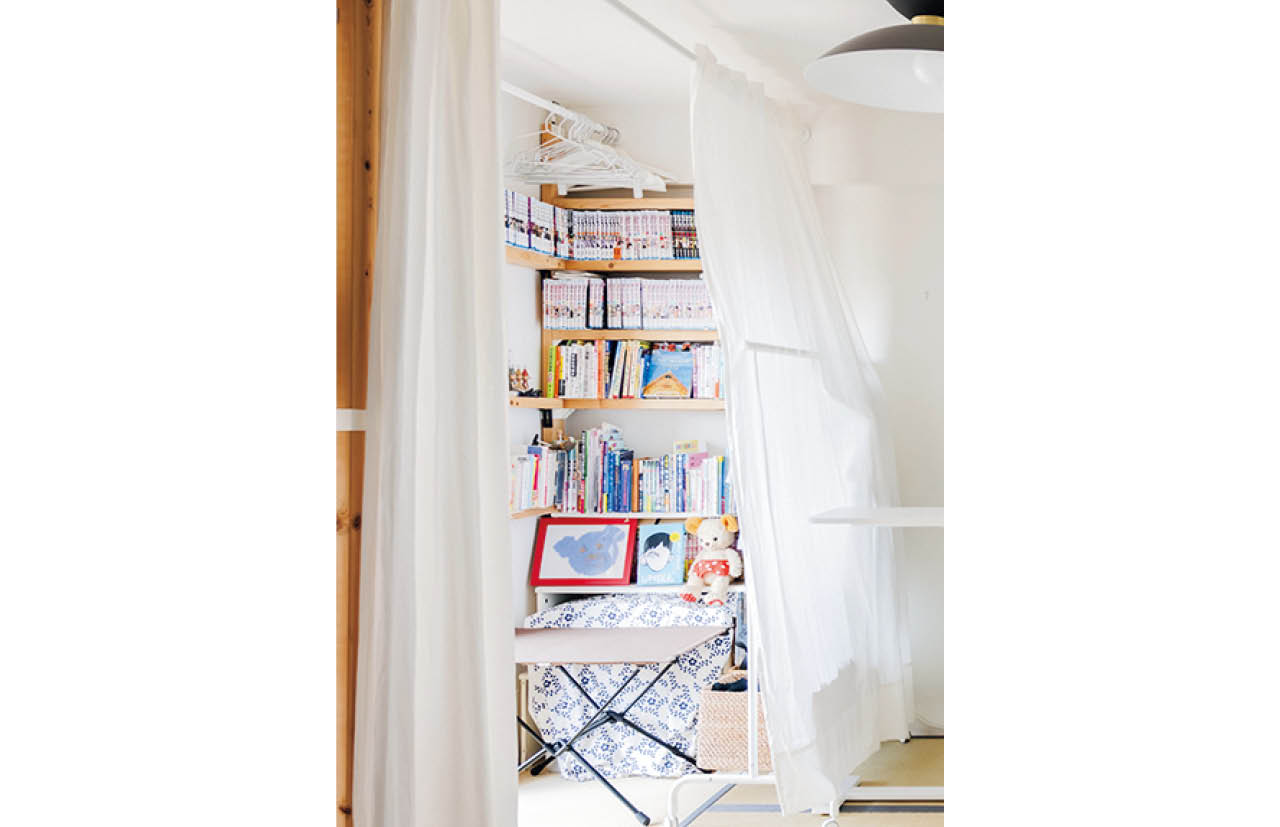 和室はカーテンで仕切り、夫のおこもり空間と部屋干しスペースを兼用