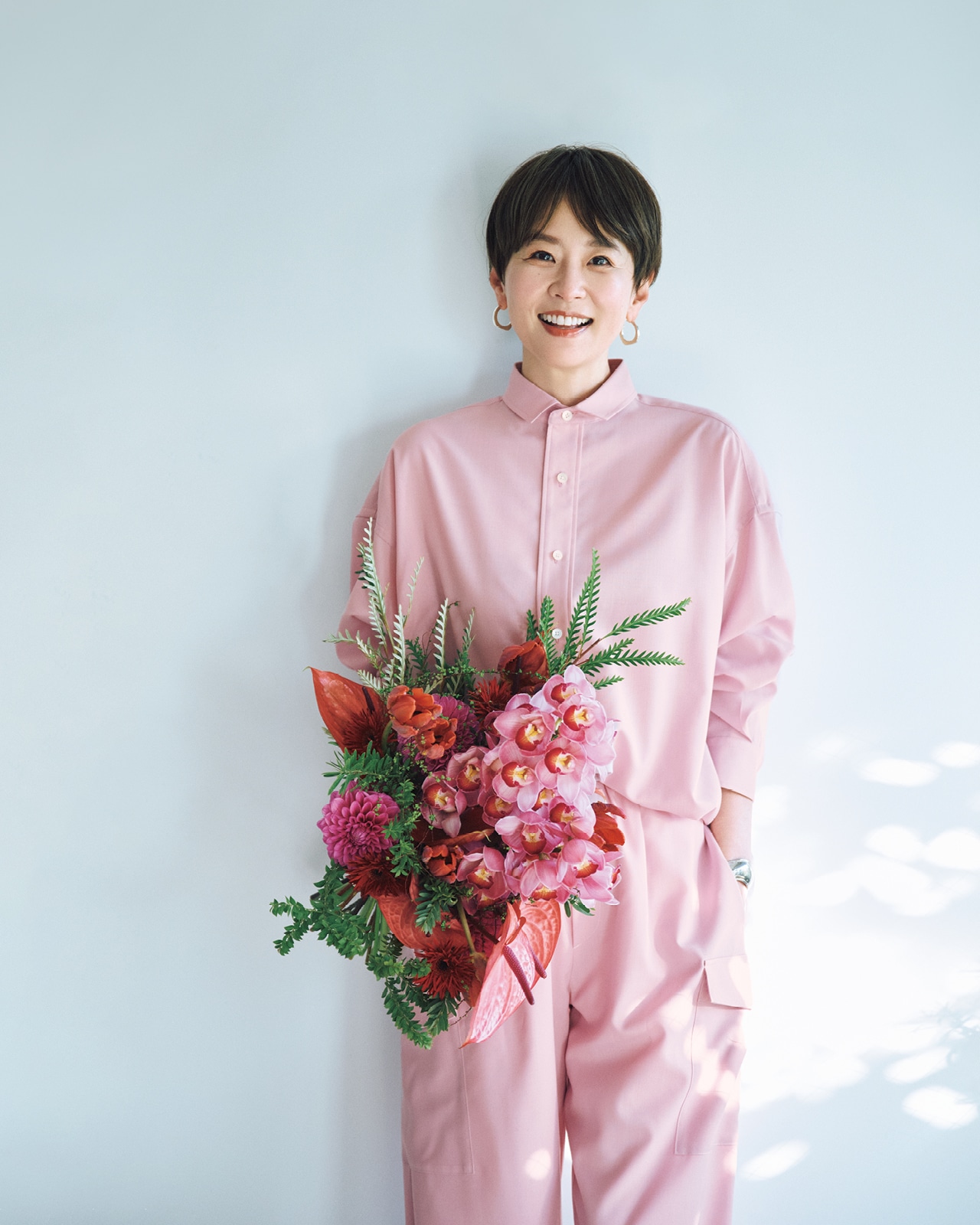 五明祐子さんの20th Anniv. LEE DAYS限定 TICCA（ティッカ）【洗える】【五明祐子さんコラボ】TWスクエアビッグシャツUNI PINKと20th Anniv. LEE DAYS限定 TICCA（ティッカ）【洗える】【五明祐子さんコラボ】TWカーゴパンツ PINKのセットアップコーデ