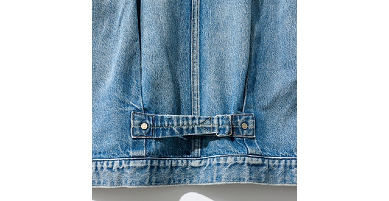 背面中央の裾近くにフィット感を調整する尾錠付き。