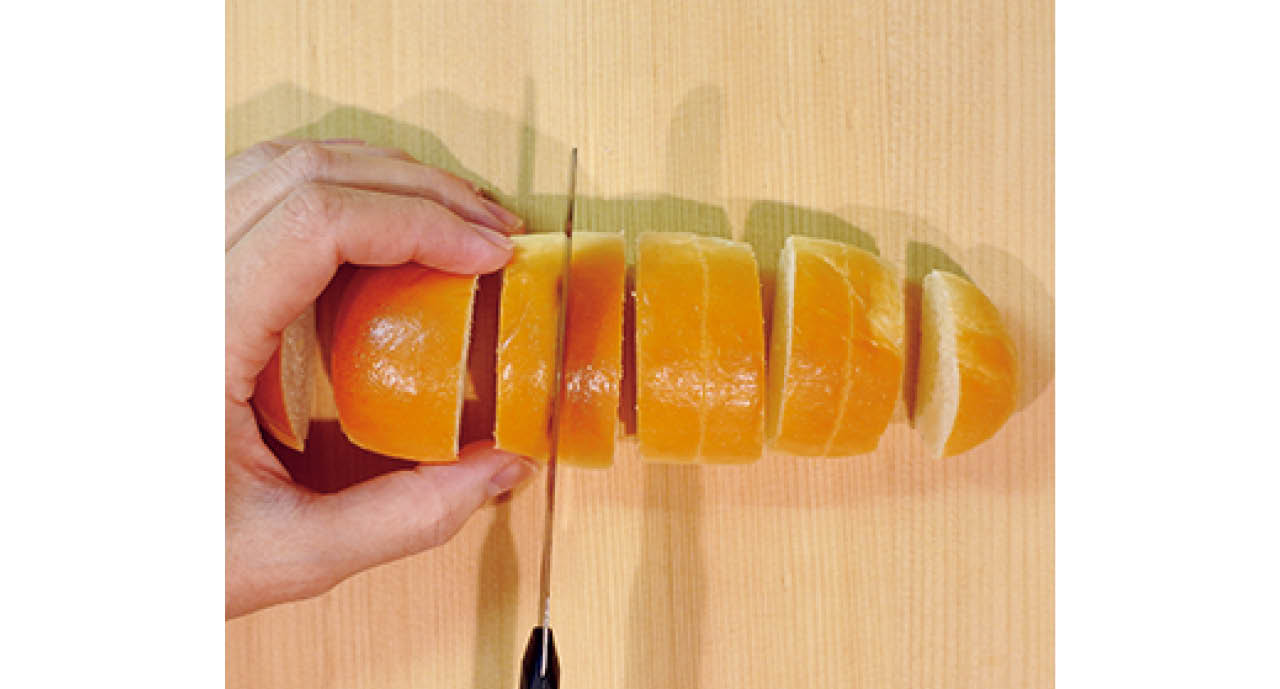 15cm程度のコッペパンを使うのがおすすめ。切り落とした両端は使用しません。