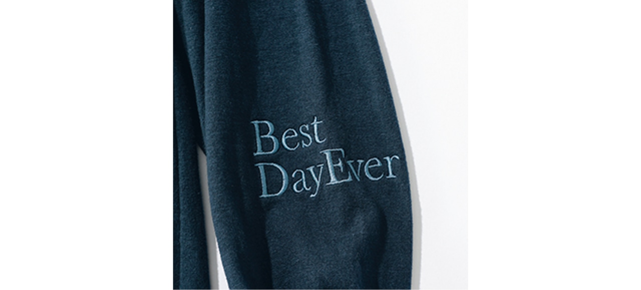左袖に「人生最高の日」の意味合いのロゴ、首の後ろにブランド名の刺しゅうが。糸色はボディと同系色です。