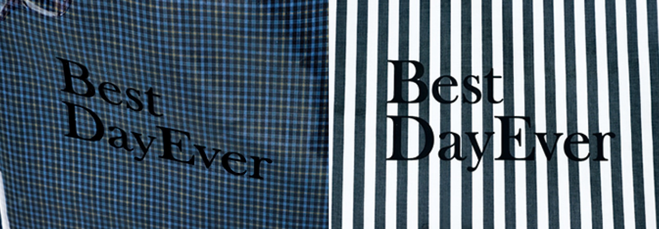柄はネイビー×白のストライプとネイビー系チェック。片面にブランドロゴ、反対面にロンTと同じ「Best Day Ever」のロゴ入り。