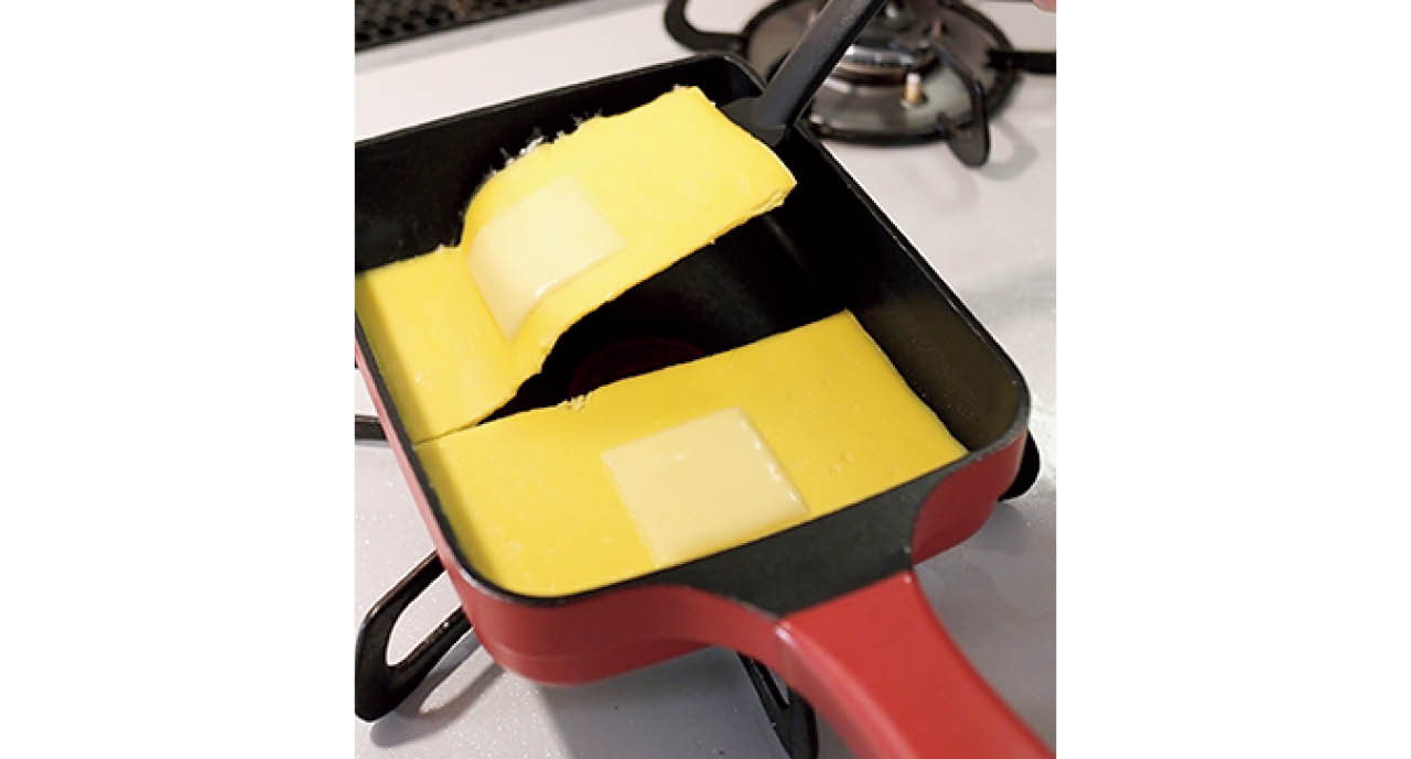 火を消し、卵焼き器を冷ました後に弱火で火を通すことで、焼き目がつかずきれいに。