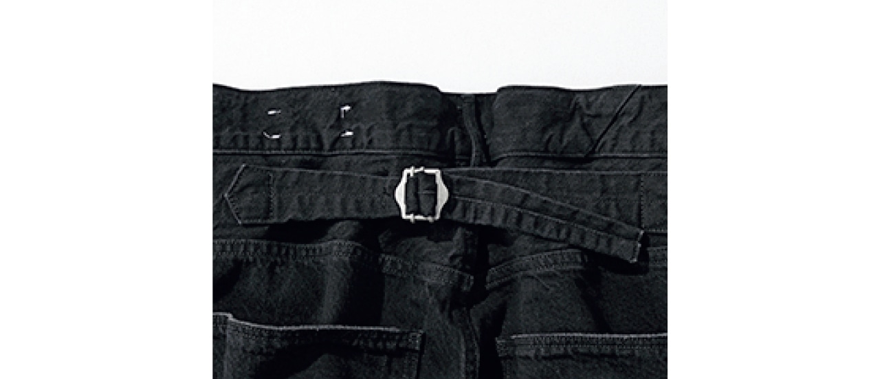 後部バックルを絞って腰高ではくと女性らしく、ゆるめて腰に落とすとラフな印象に。異なる印象で着回せます。