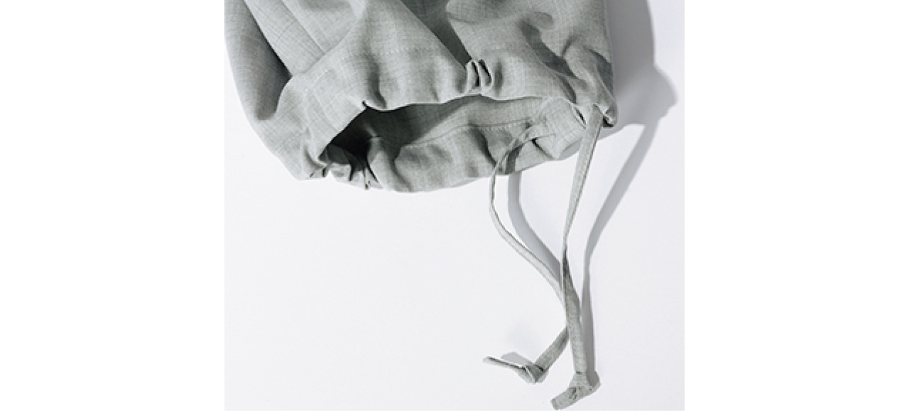 裾の内側にも共地の細コード入り。ここをきゅっと絞って形や丈感をアレンジできます。