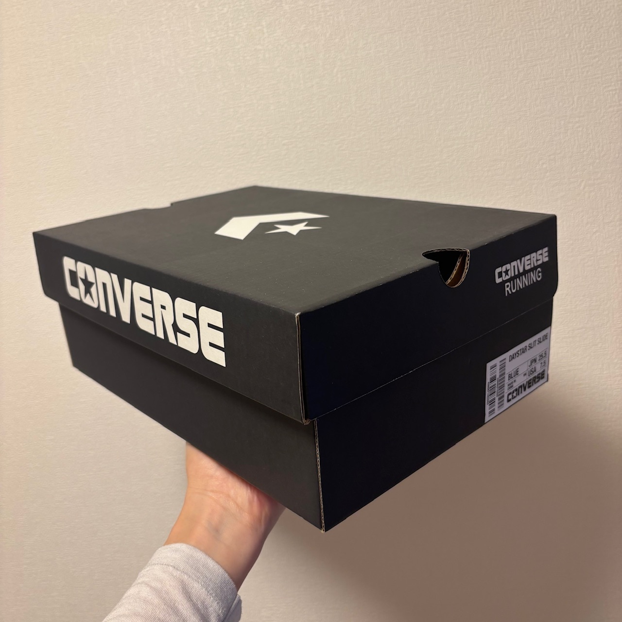 コンバースハンズフリーシューズデイスタースリットスラッドの外箱