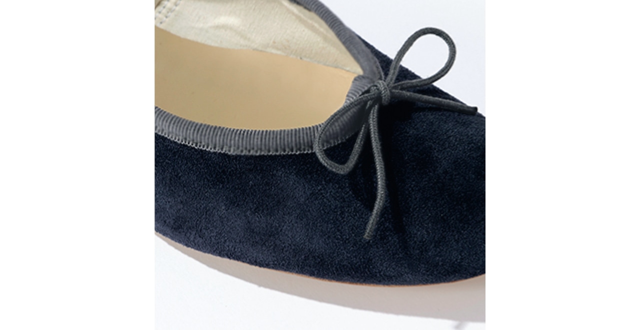 細いリボンが履き口にぐるりと入っているので、サイズの微調整が可能です。素足もソックス合わせも安心！