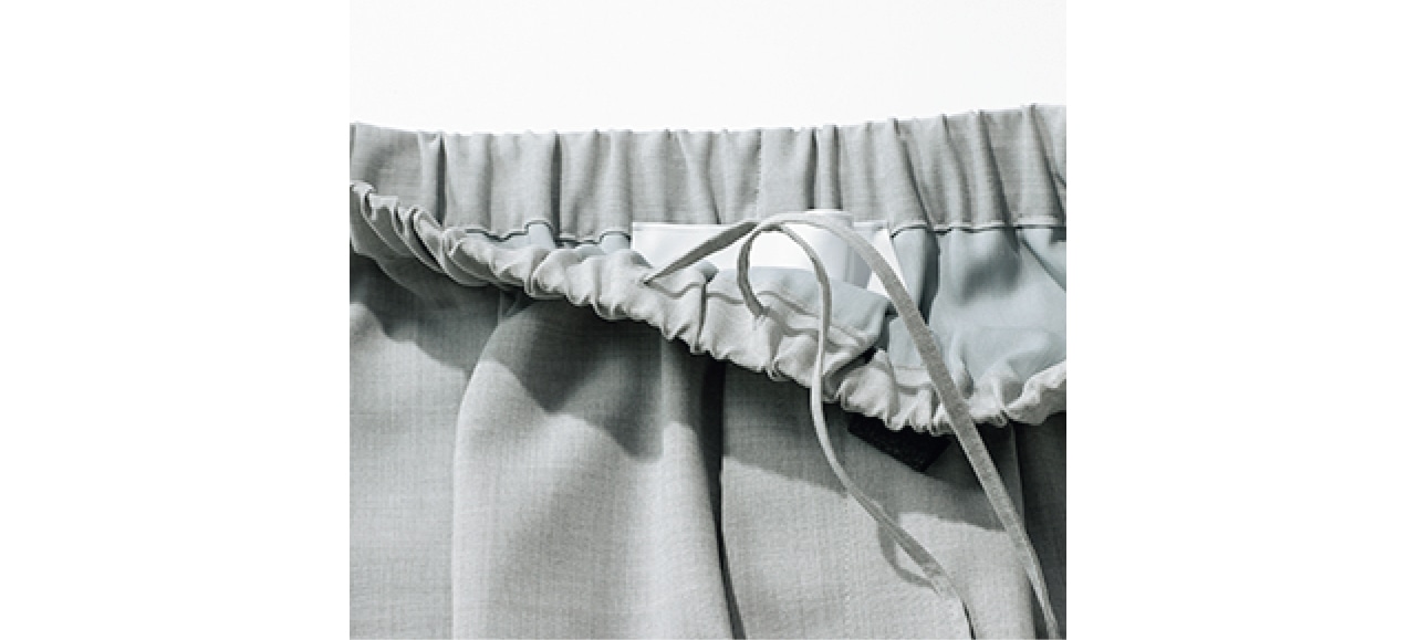 総ゴムウエストの内側に、共地の細いドローコード。