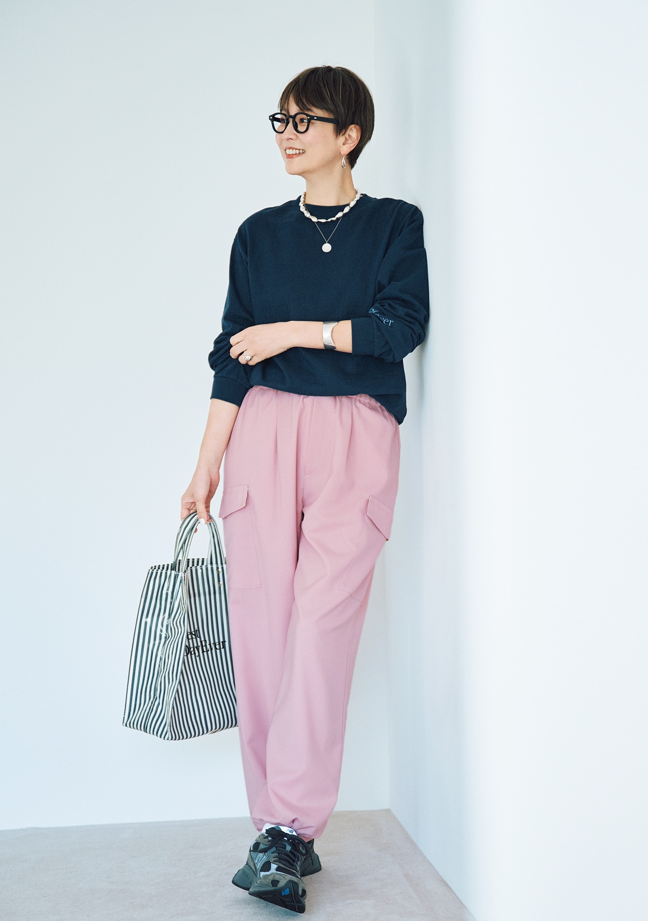 五明祐子さんの20th Anniv. LEE DAYS限定 Americana（アメリカーナ）【洗える】【五明祐子さんコラボ】エンブロイダリーロングスリーブTと20th Anniv. LEE DAYS限定 TICCA（ティッカ）【洗える】【五明祐子さんコラボ】TWカーゴパンツと20th Anniv. LEE DAYS限定 TEMBEA（テンベア）【撥水】【五明祐子さんコラボ】PAPER TOTE MEDIUM FOR LEEのコーデ