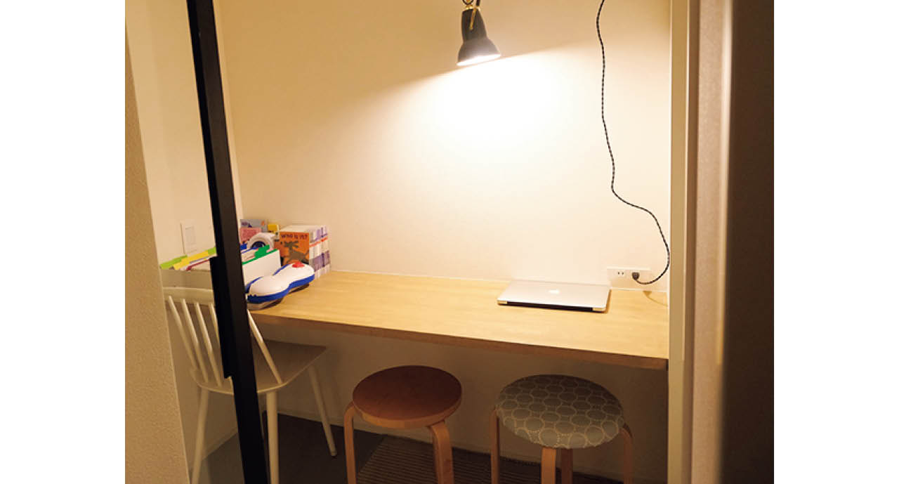 廊下には書斎やクローゼットとしての役割を兼ねさせて空間を活用