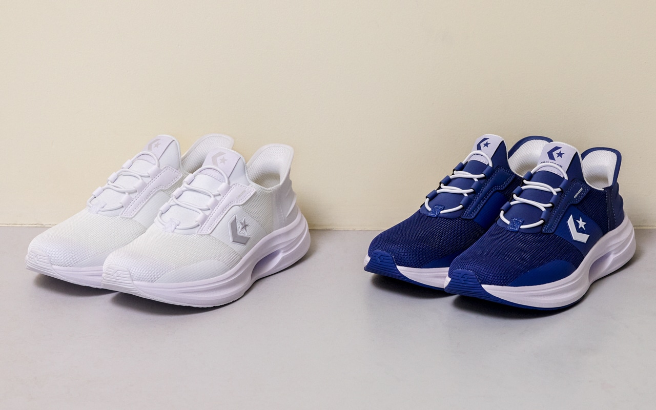 靴「CAVESTAR SLIT SLIDE」(左〈モデル着用〉(各)¥9790/コンバースインフォメーションセンター(コンバース)