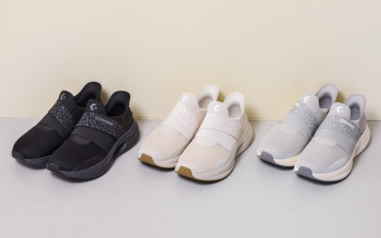 靴「CAVESTAR SLIT SLIDE XG」(左※モデル着用)(各)¥9790/コンバースインフォメーションセンター(コンバース)