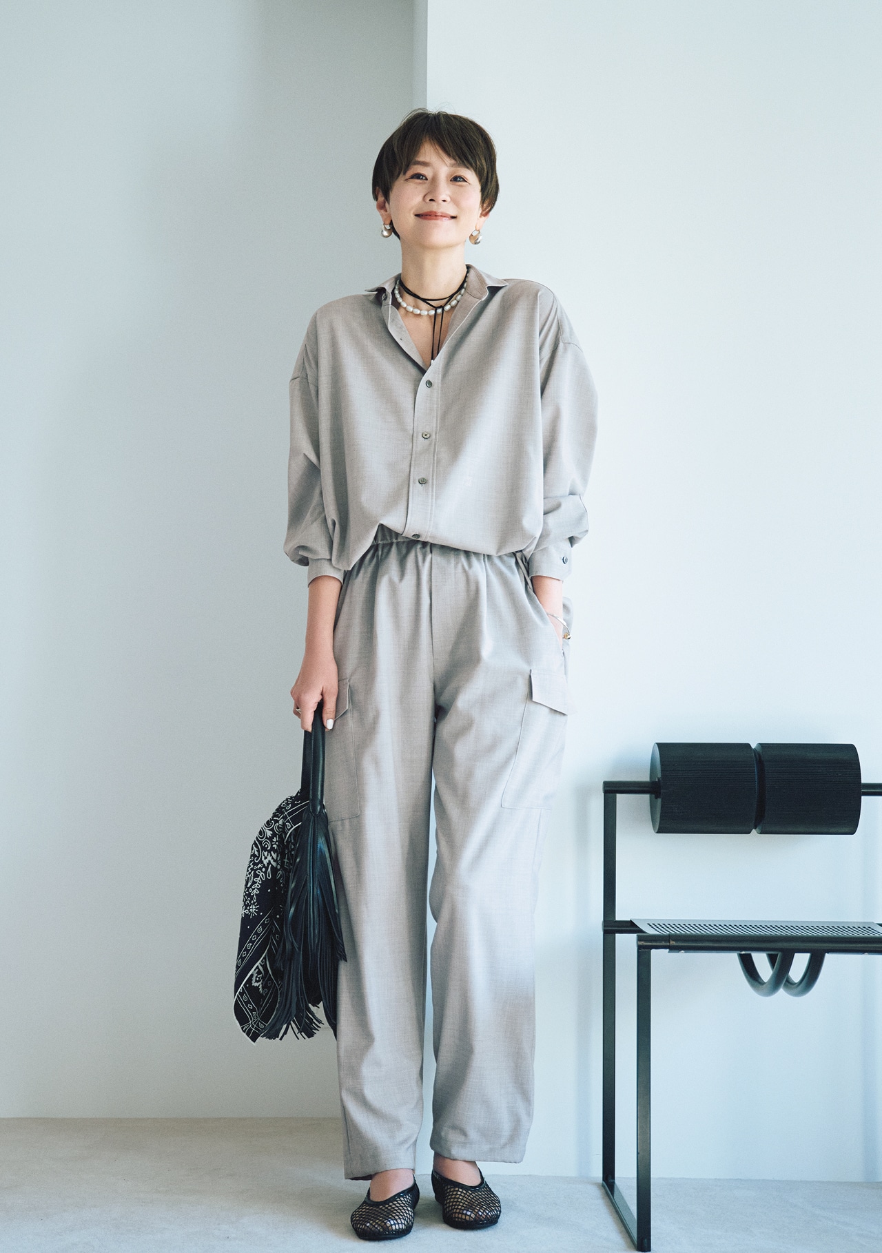 五明祐子さんの20th Anniv. LEE DAYS限定 TICCA（ティッカ）【洗える】【五明祐子さんコラボ】TWスクエアビッグシャツUNI LIGHT GREYと20th Anniv. LEE DAYS限定 TICCA（ティッカ）【洗える】【五明祐子さんコラボ】TWカーゴパンツ LIGHT GREYのセットアップコーデ