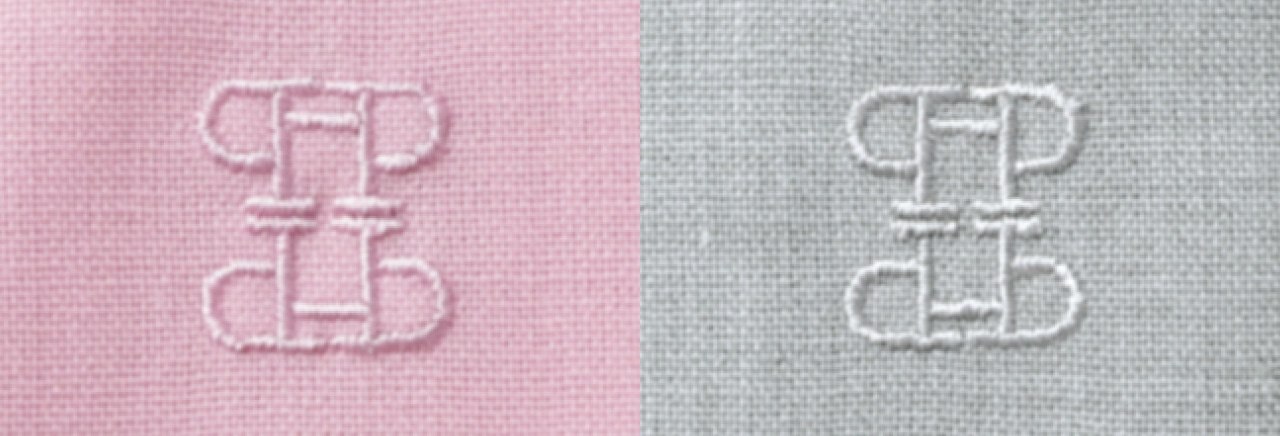 シャツの左前ウエスト付近に生地と同色の刺しゅうが。シャツ、パンツとも上品ピンクと軽やかなライトグレーの2色展開。