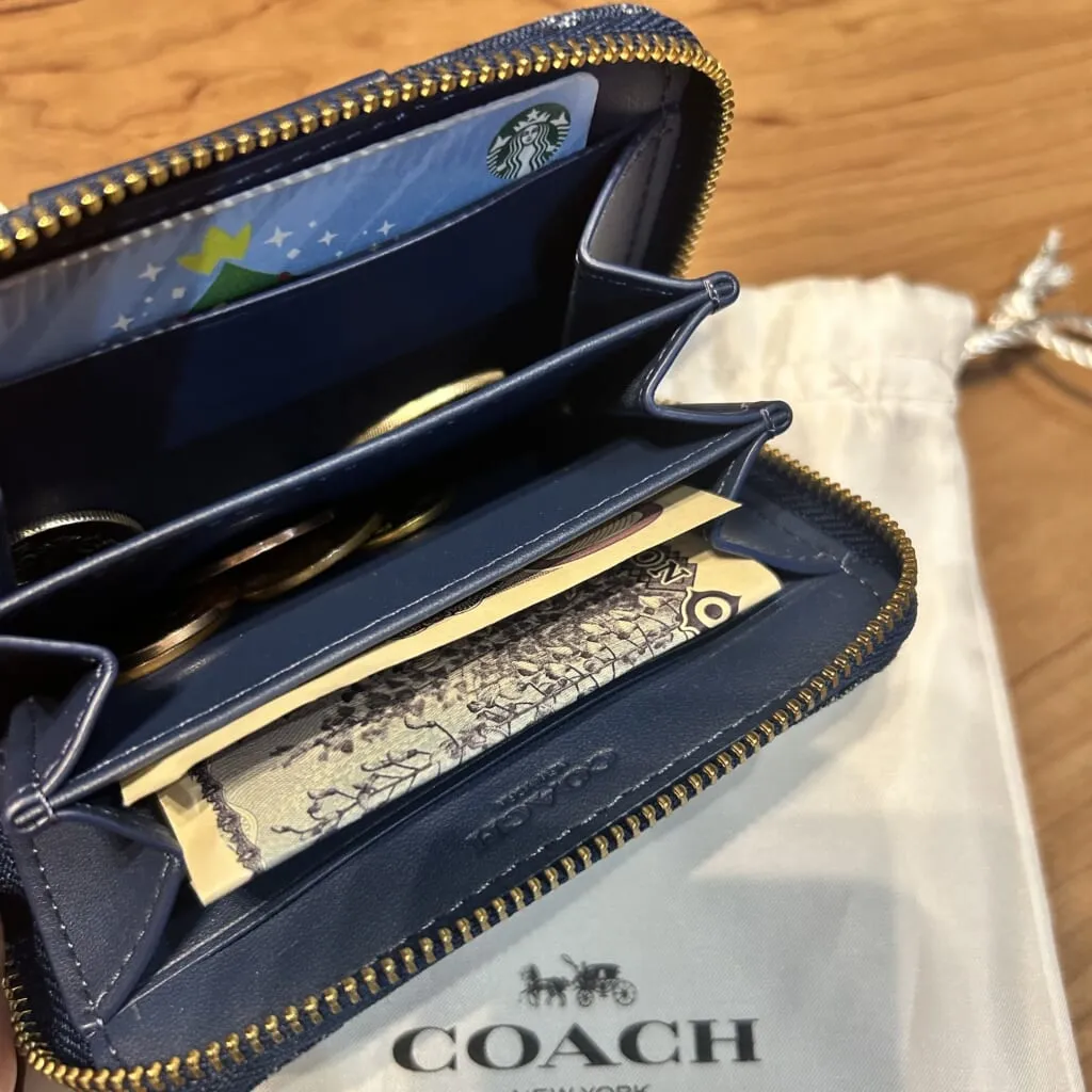 COACH「エッセンシャル スモール ジップ アラウンド カード ケース・ホース アンド キャリッジ プリント」内側