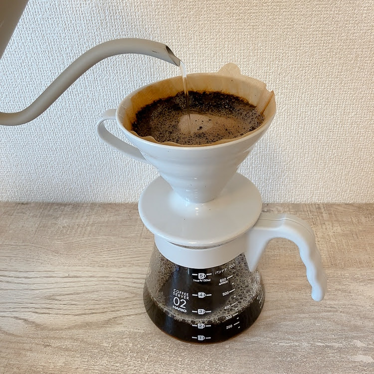 真ん中を狙ってお湯を注ぐ