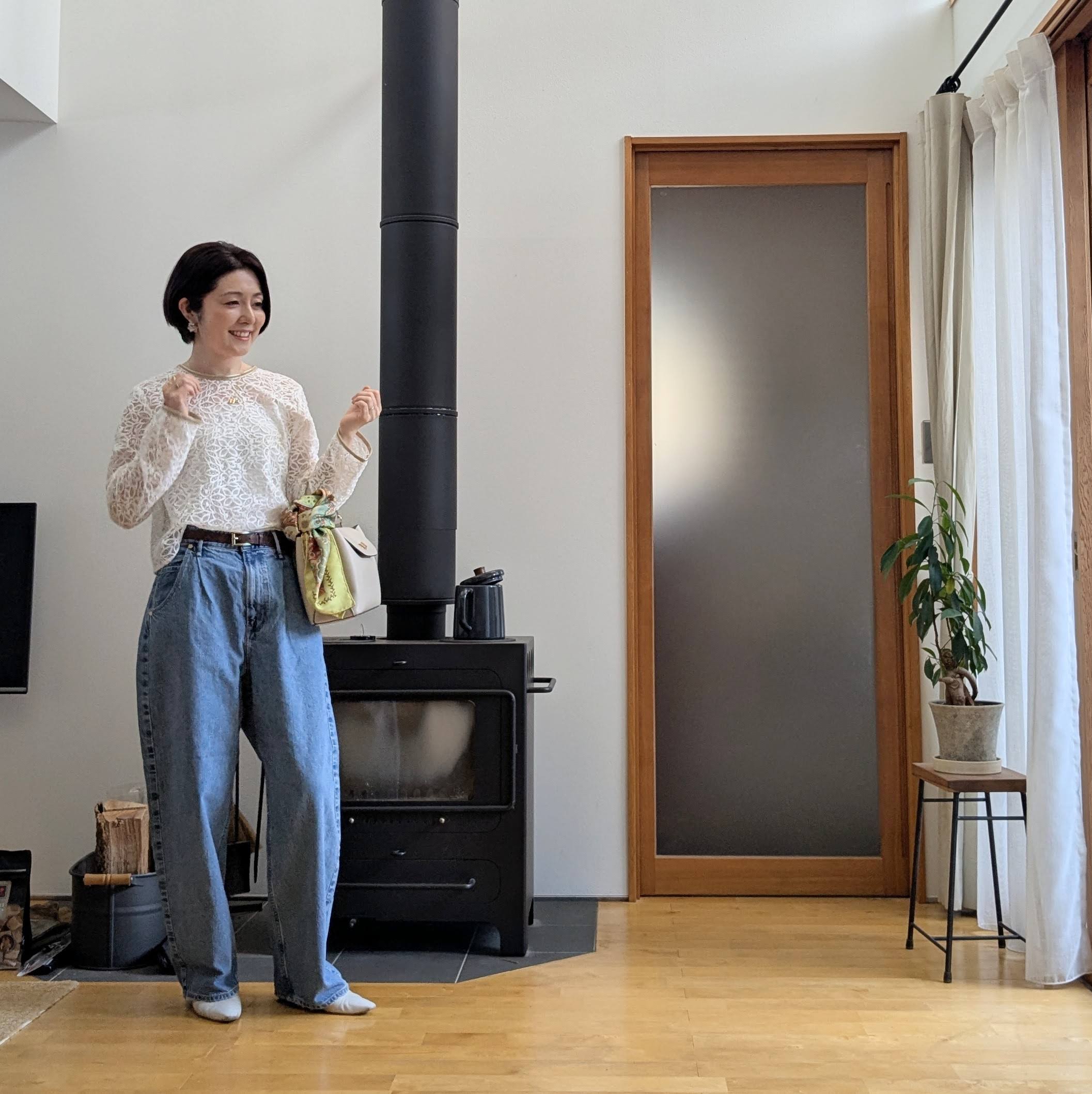 upper hights for conte　タックデニムパンツと、レースブラウス