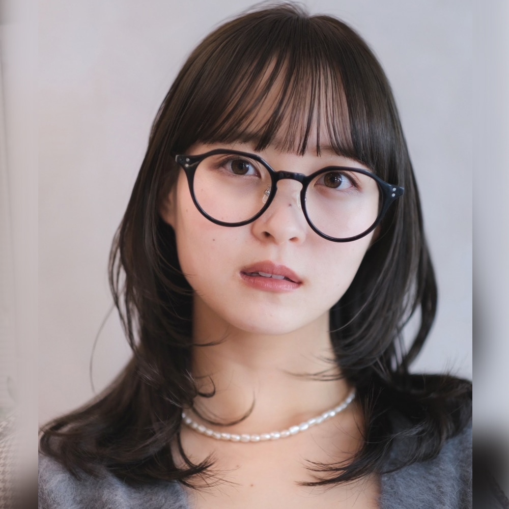 面長さんにもおすすめなワイドバングのあか抜けミディアムレイヤー　アザーカット01