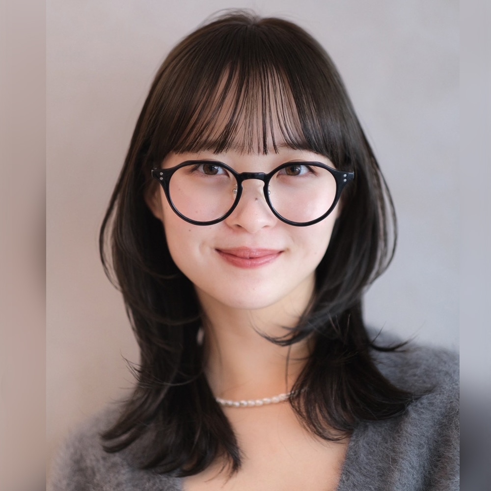 面長さんにもおすすめなワイドバングのあか抜けミディアムレイヤー　アザーカット02