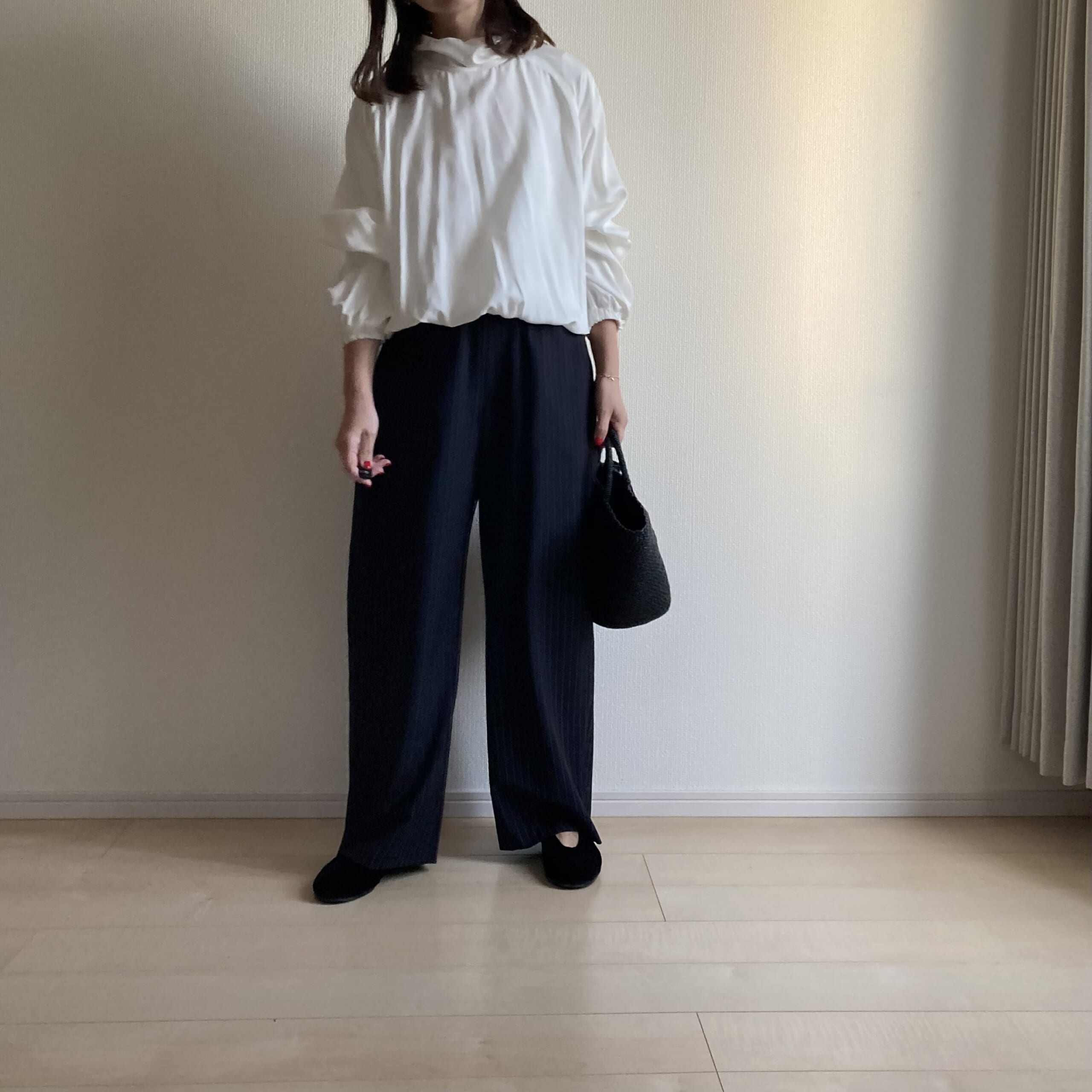 40代女性の通勤に使えるコクーンパンツとふんわりブラウスの着画。着やせ効果もあります。