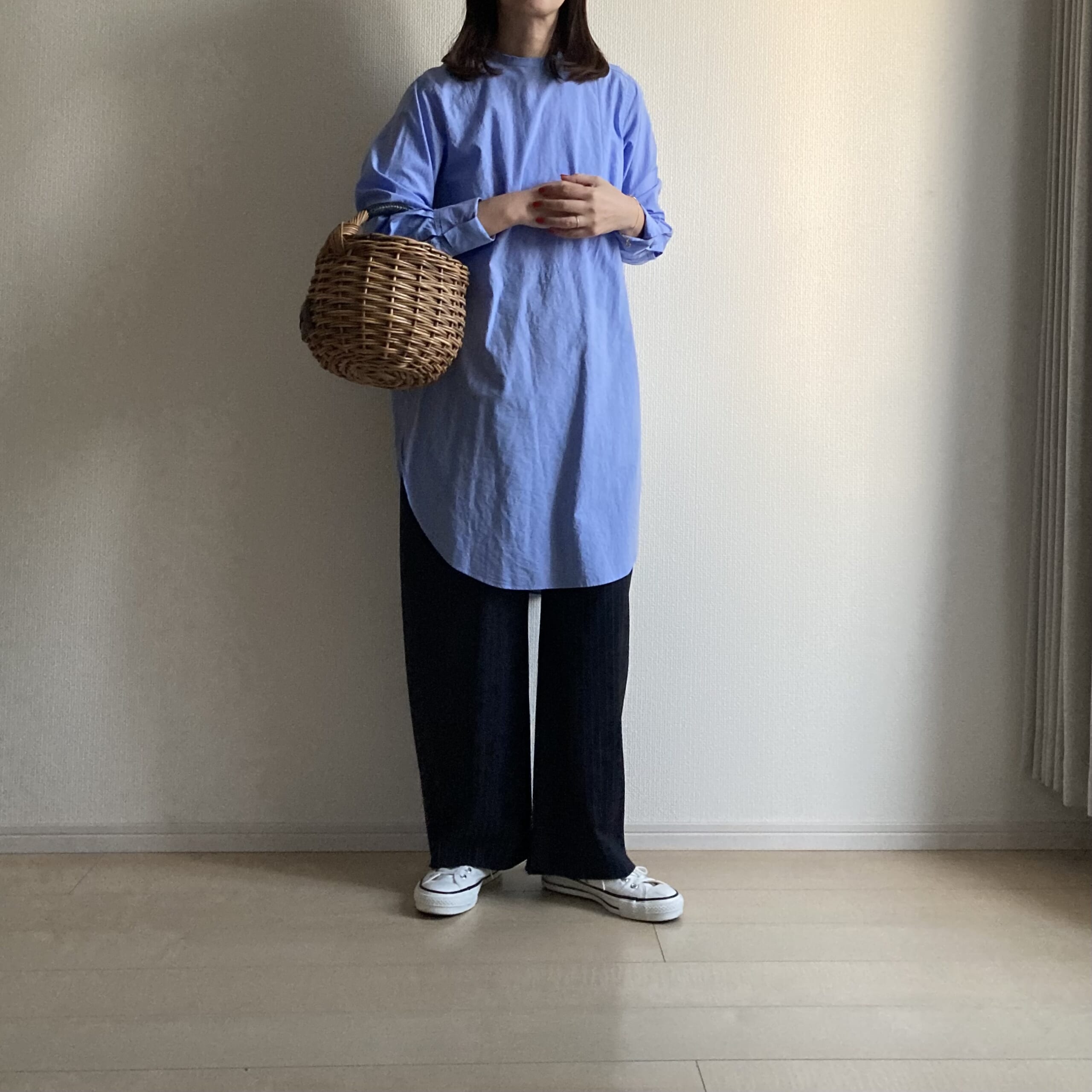 40代女性の通勤に使えるコクーンパンツとチュニックブラウスの着画。着やせ効果もあります。