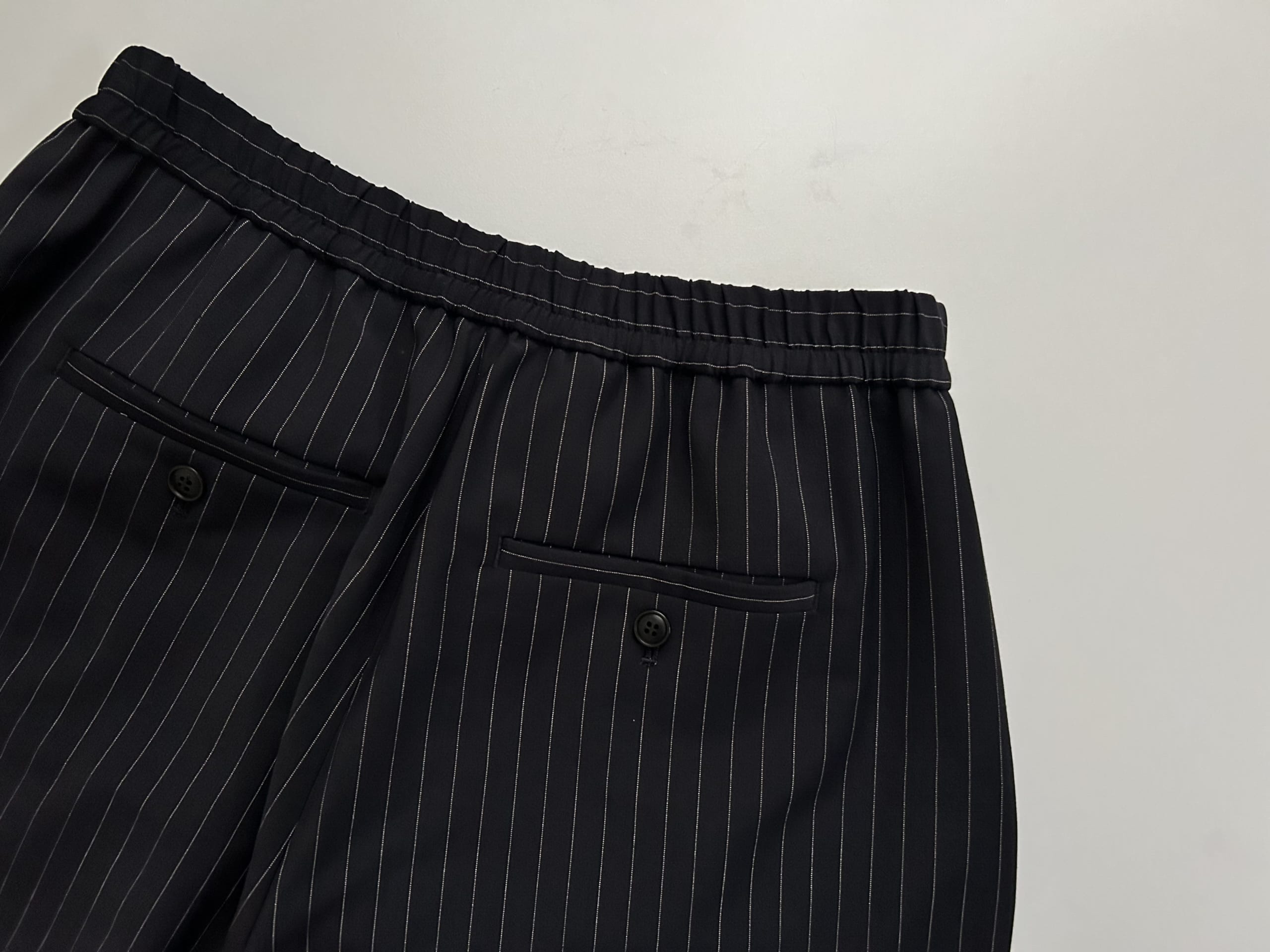 40代女性が通勤用に選んだトレンドのコクーンパンツ。ネイビーストライプで着やせ効果もあります。