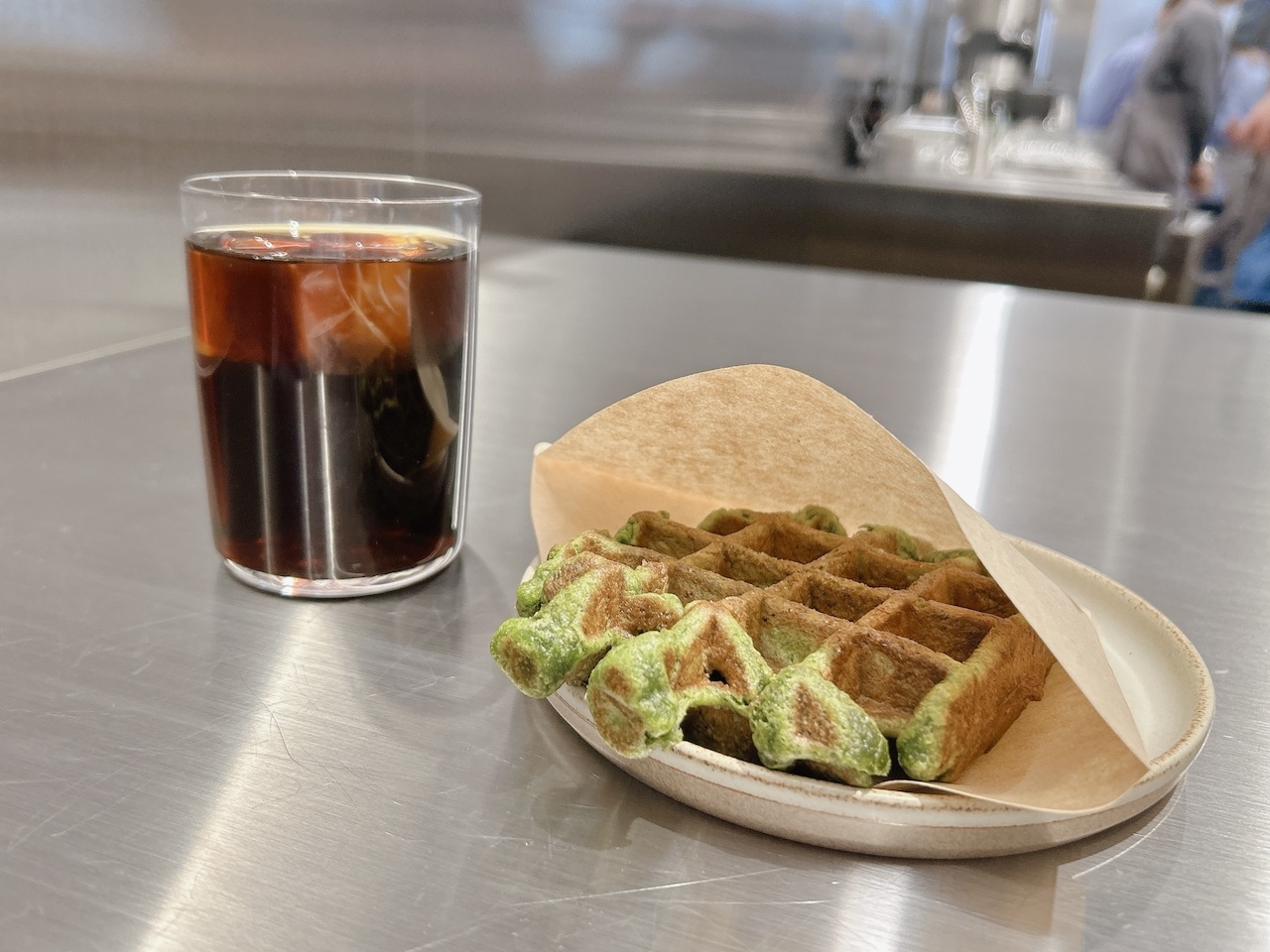 ブルーボトルコーヒー 原宿カフェ　コールドブリュー シングルオリジンとリエージュワッフル 抹茶