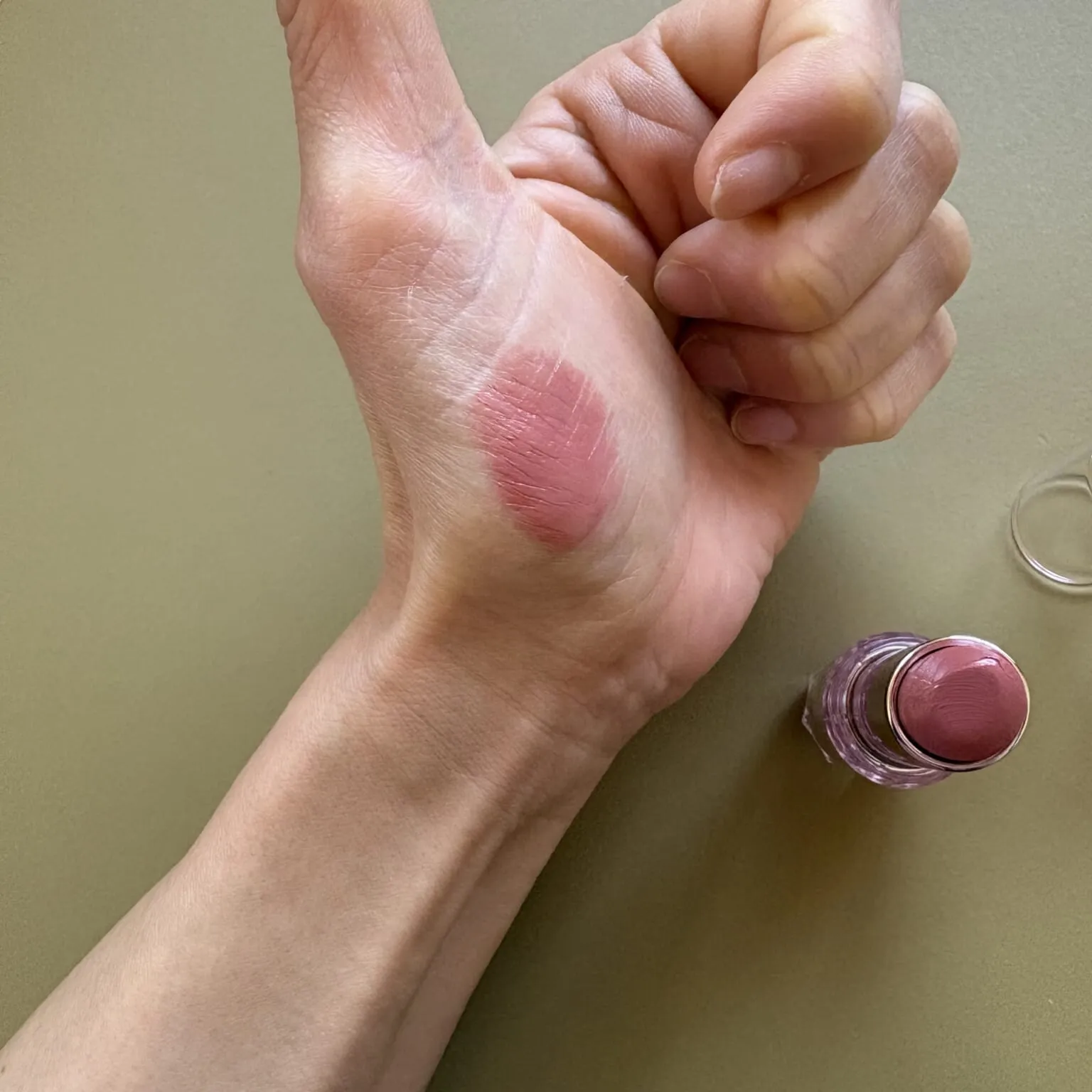 セザンヌ「ラスティンググロスリップN 201ピンクロゼ」腕に塗ったところ