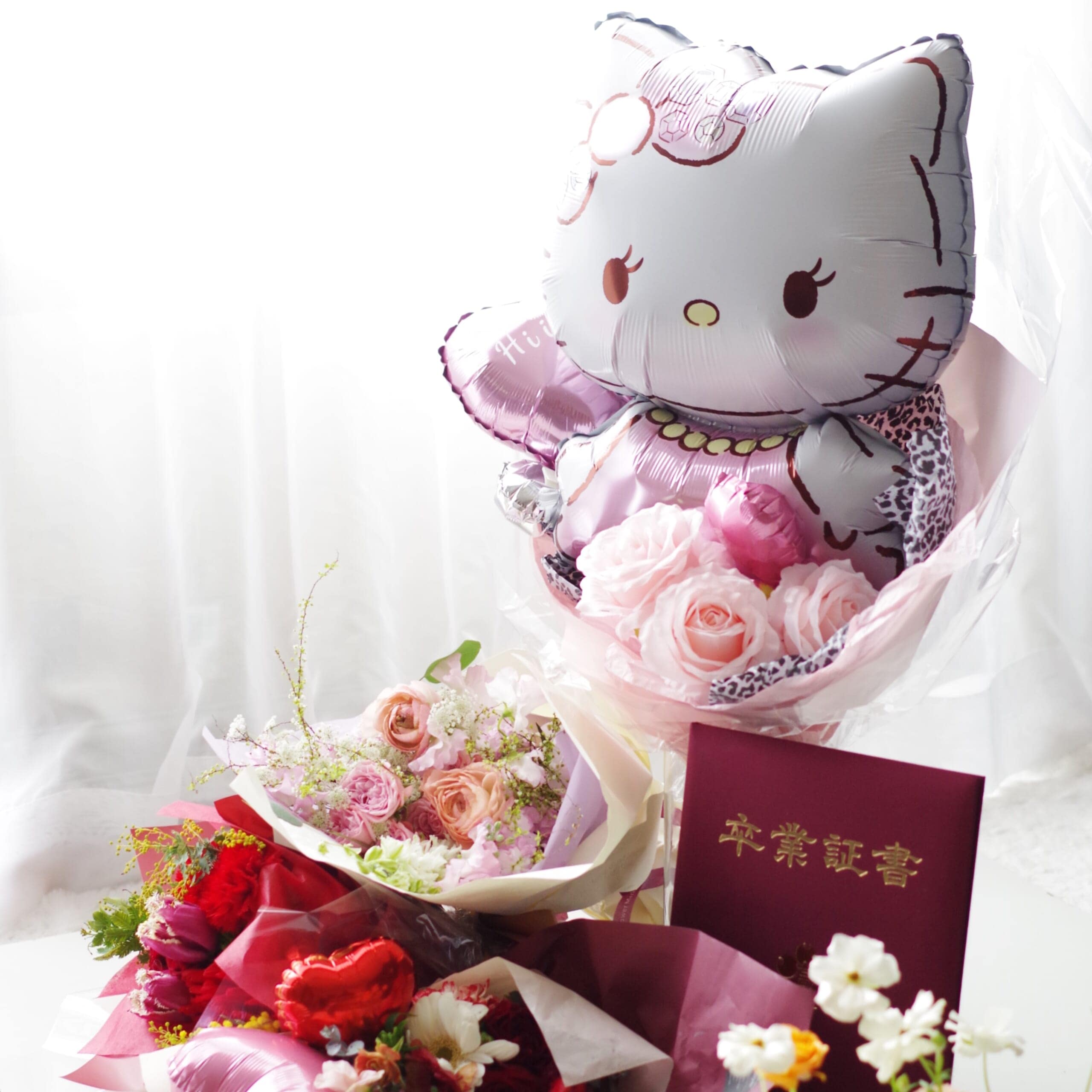 お花とキティちゃんのバルーン　卒業式