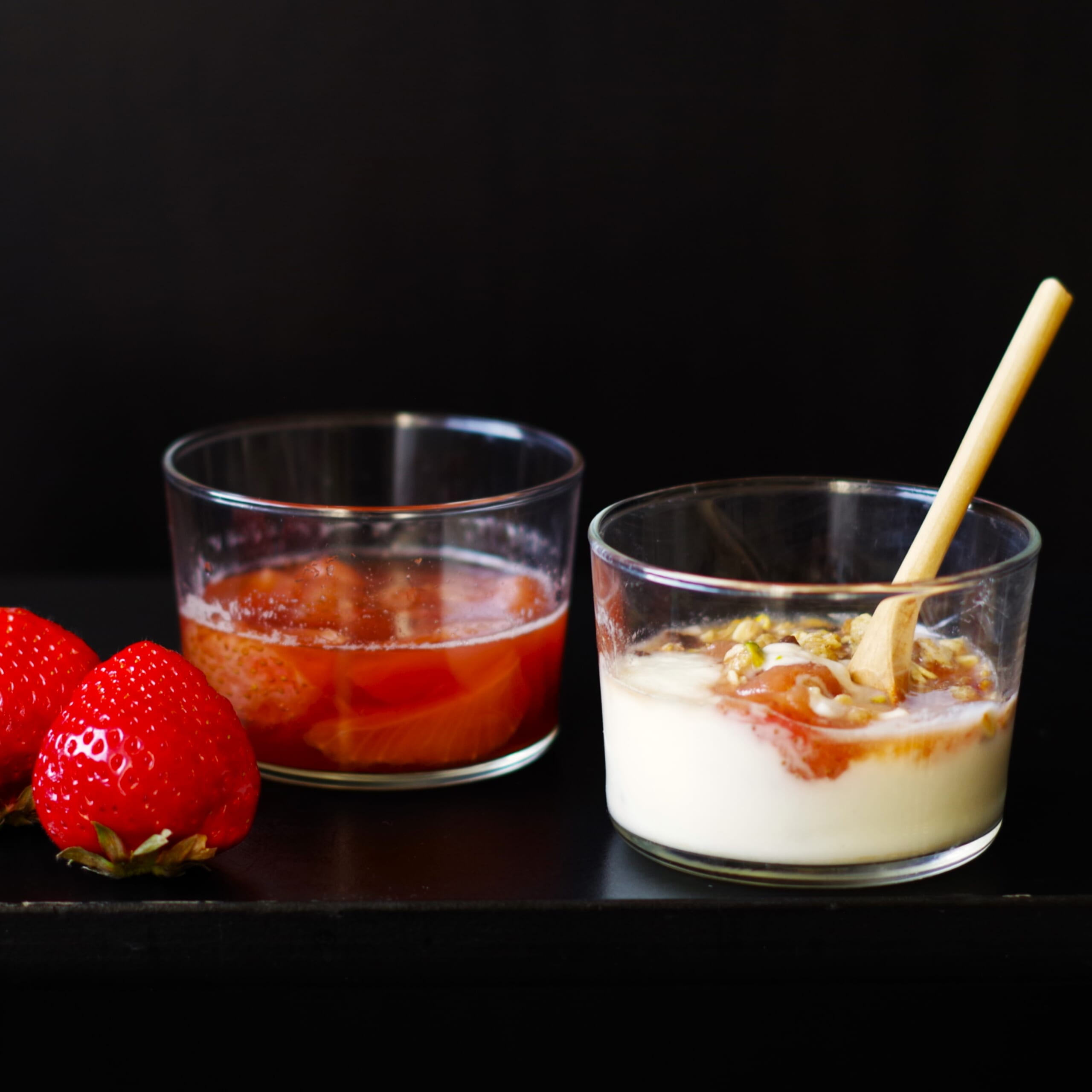 LEE3月号　「華やぐ春レシピ①」掲載　長谷川あかりさんレシピ　ヨーグルトのいちごみりんシロップがけ」　