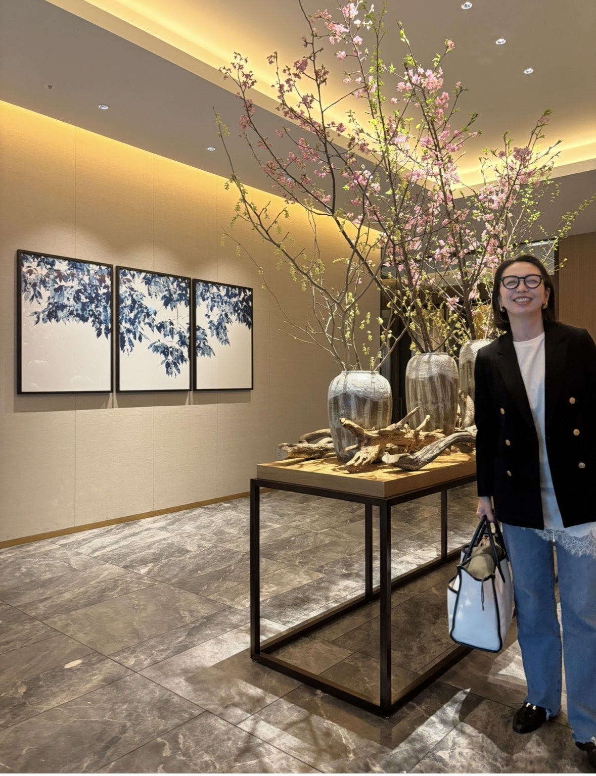 ZARAのレースコンビTシャツを着用した大人マリンコーデ