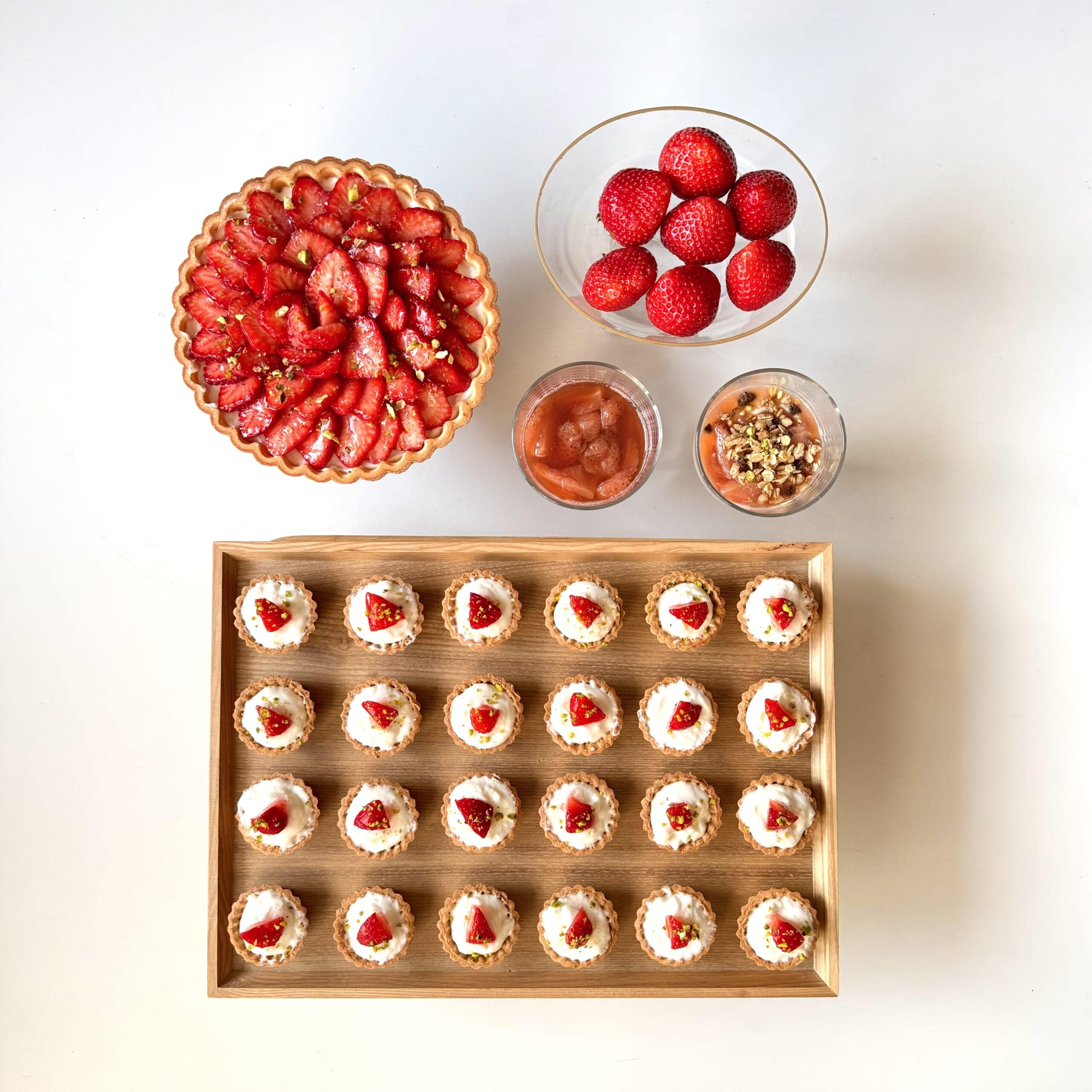 いちごのレアチーズムースタルト　ミニ　（大）、
LEE3月号「華やぐ春レシピ①」掲載　長谷川あかりさんレシピ　ヨーグルトのいちごみりんシロップがけ」