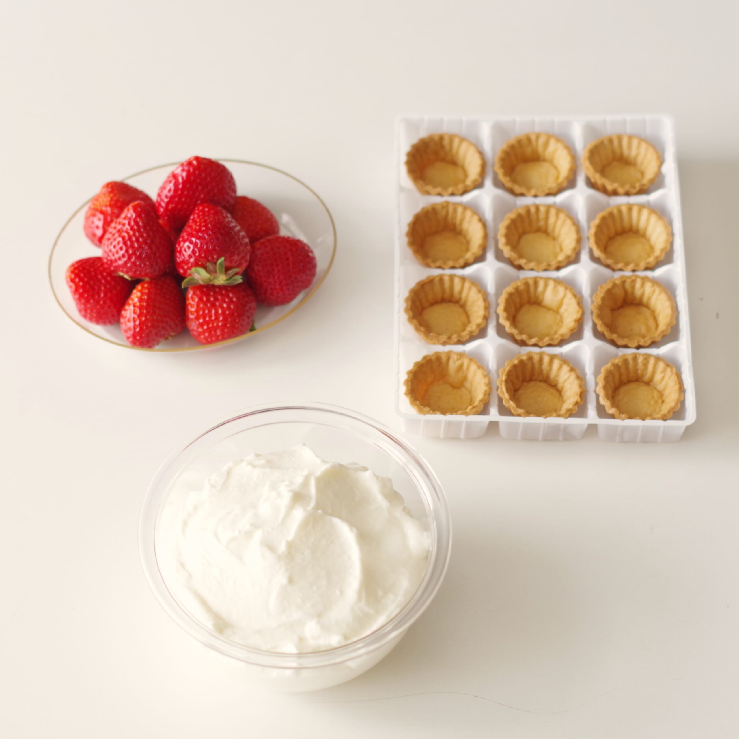 いちご　レアチーズムース　ミニタルト
