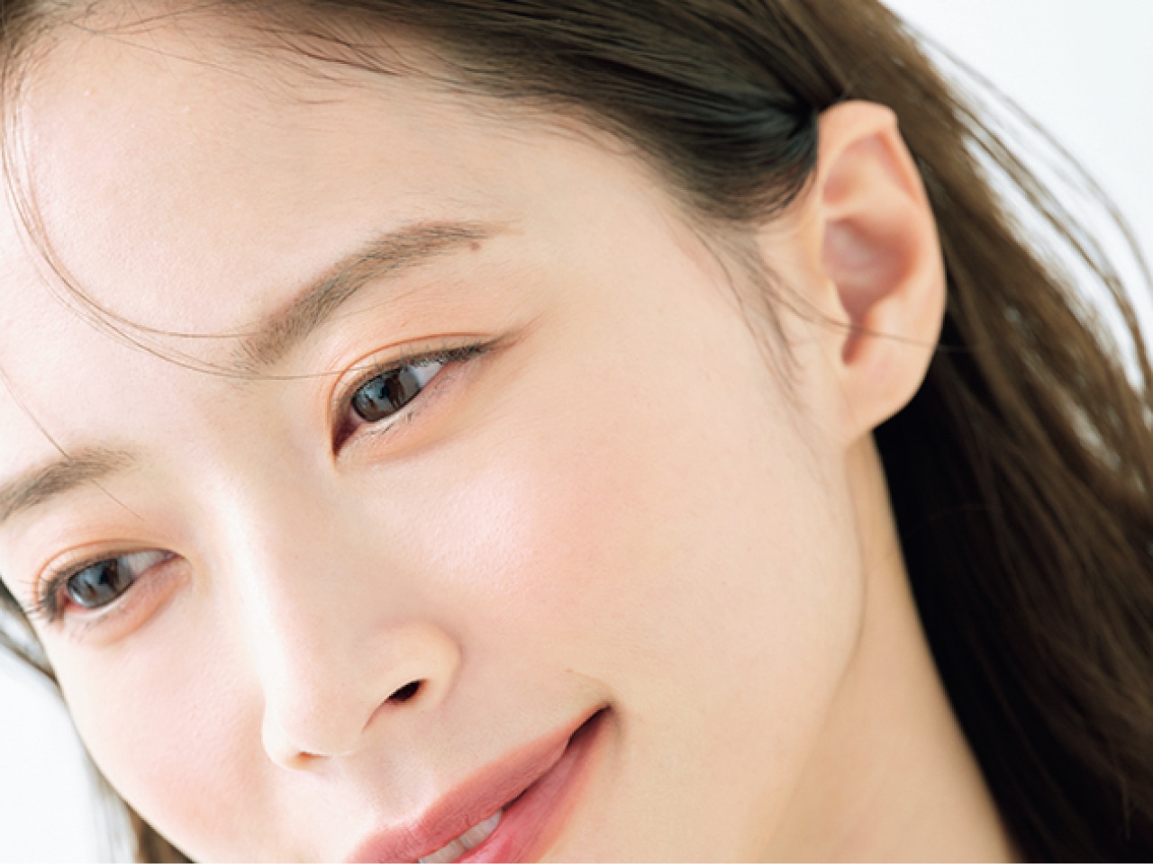 目と頬を同色でつなぎ、時短で叶うこなれ感