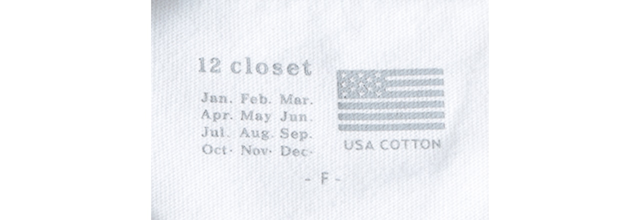 背面内側のプリントは、ホワイトにはグレー、ほかの3色にはフロントロゴと同じ色を採用。