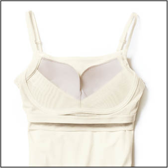 バストを立体的に包み込むモールド加工を施した、特許取得の『キャッチャーカップ』を内蔵。3本の縦ラインが胸元をキャッチするとともに、下側に厚みを持たせたカップがバストをしっかり支えてくれます。