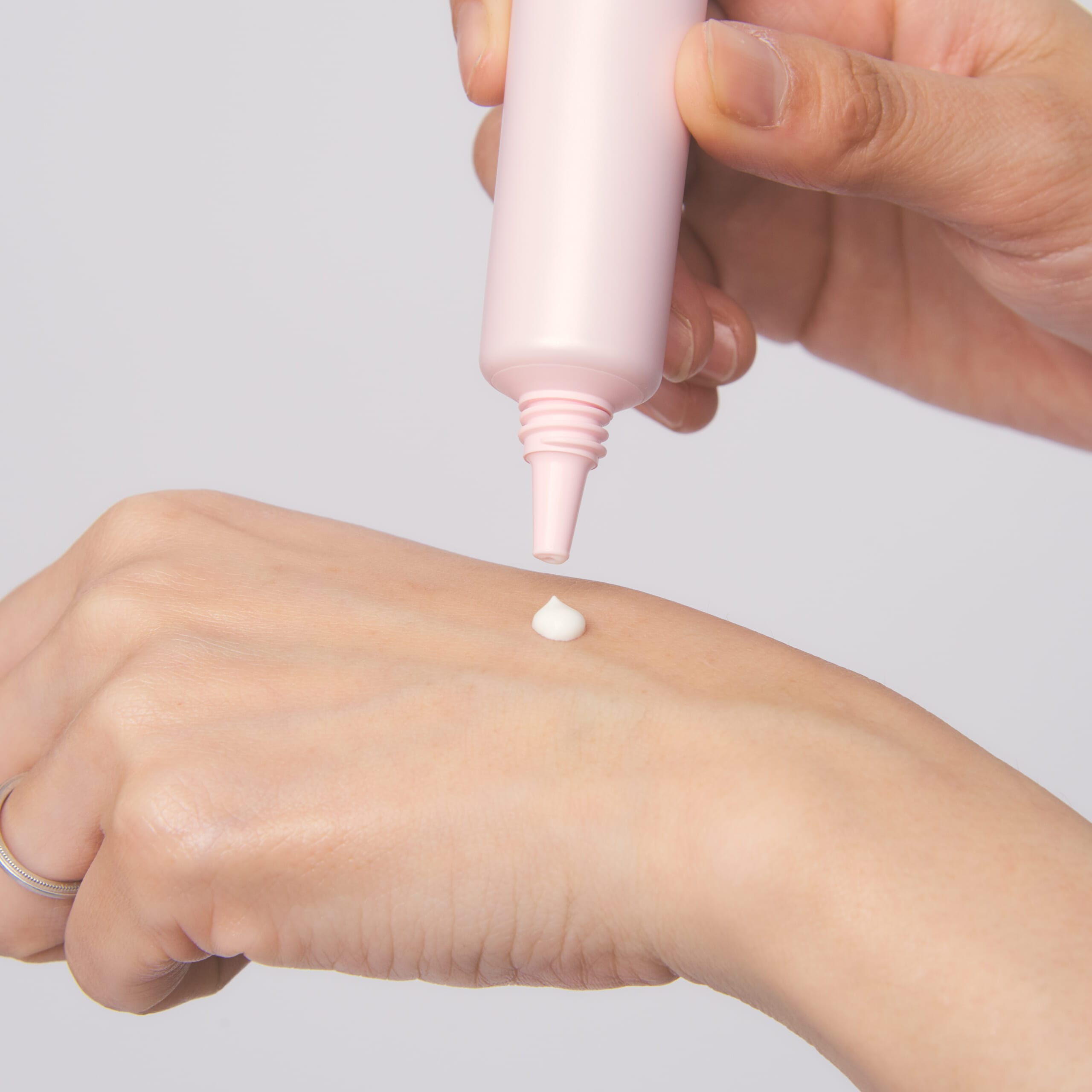 プロテクトデイクリームを手に出したところ