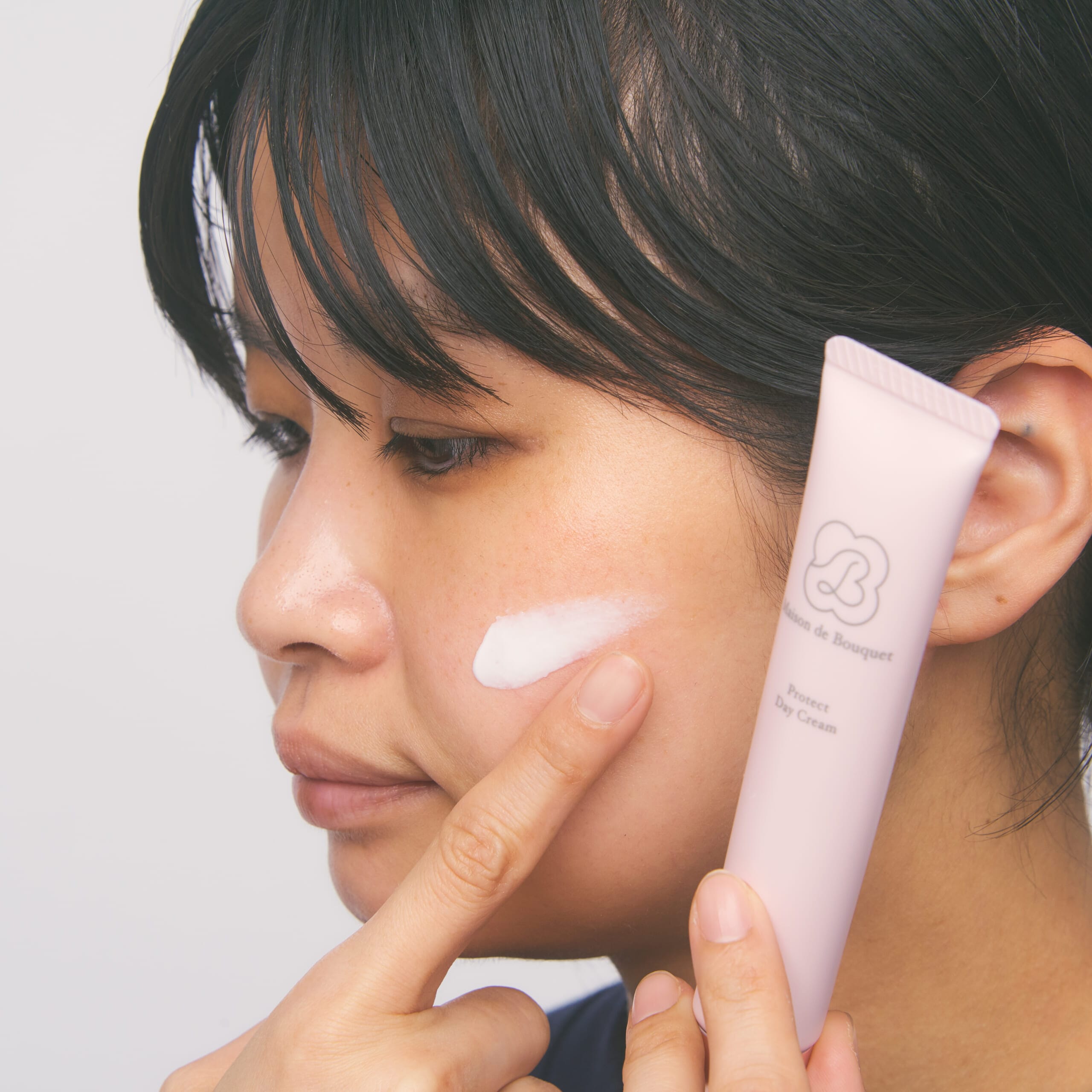 プロテクトデイクリームを顔に塗布したところ。