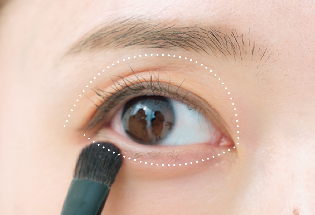 上下のまぶたを大胆に囲む