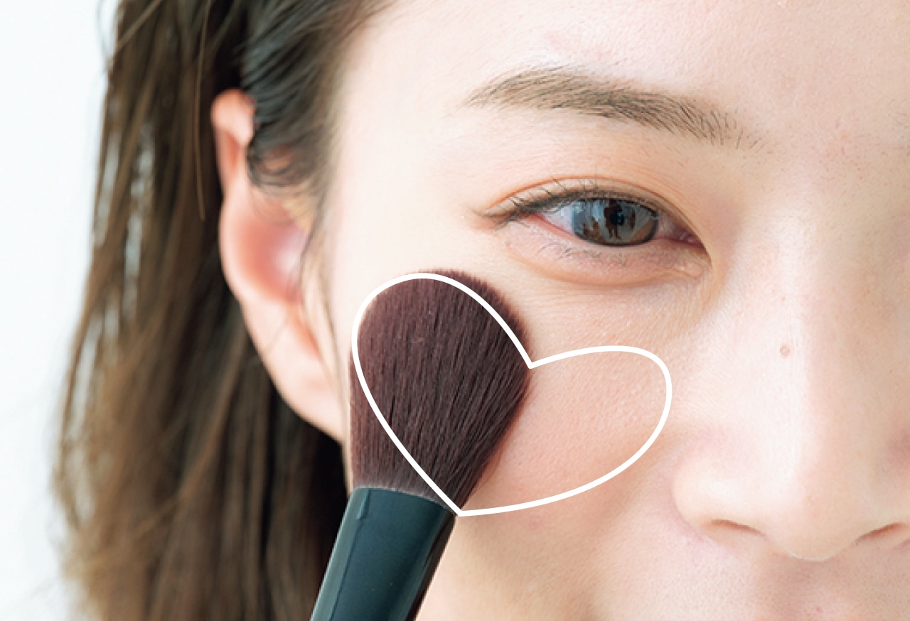 チークは平らなハート形に