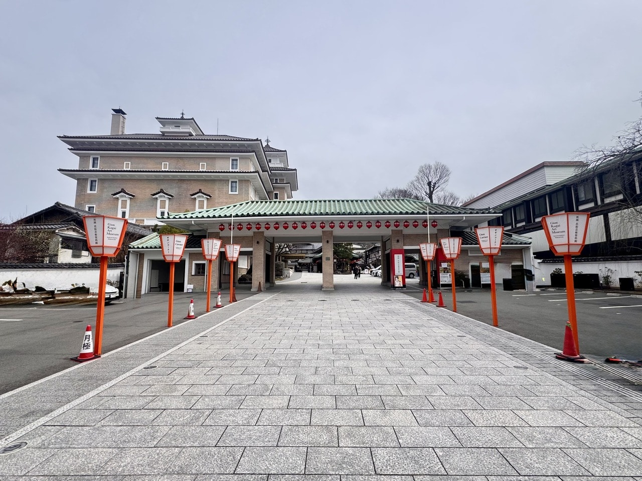 京都「弥栄会館」入口