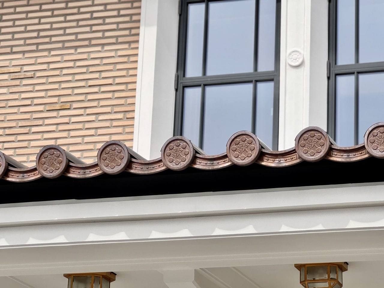 「帝国ホテル京都：「歌」の文字が印象的な「銅板屋根」