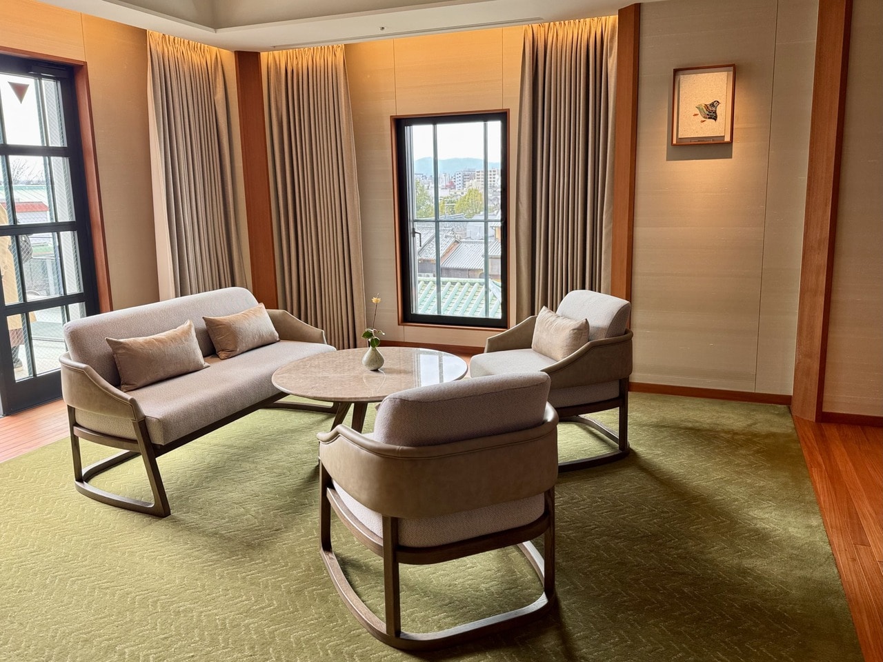 「帝国ホテル京都」本棟保存客室「弥栄スイート」リビングルーム