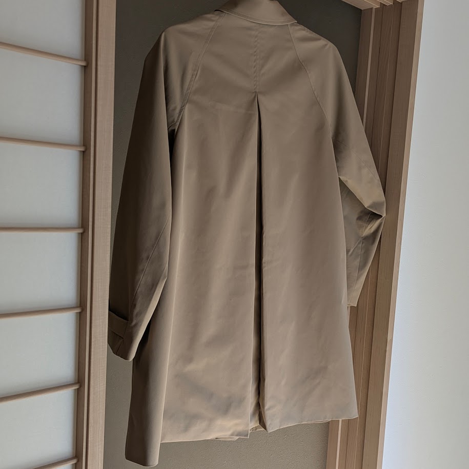 GU　コート　後ろ姿